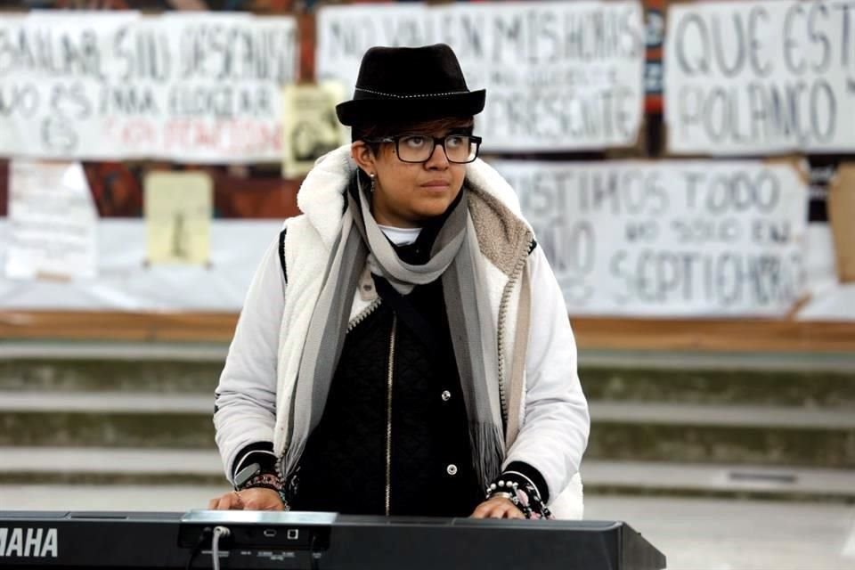 Alejandra Fajardo redondea en el teclado el trabajo de sus compañeros con las atmósferas que imprime a cada canción.