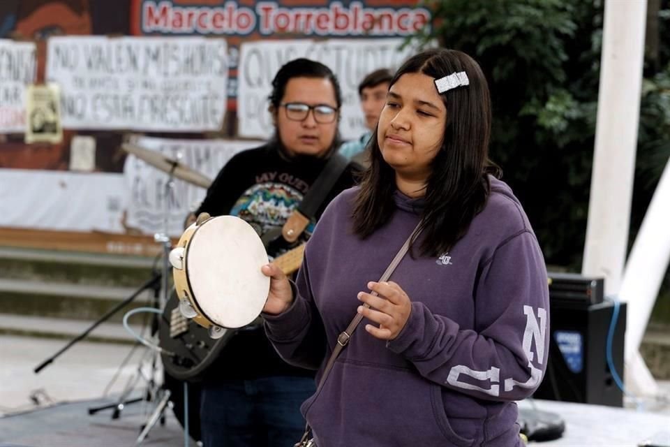 Alondra Bautista es la encargada del pandero y los shakers de la banda Rock DI.