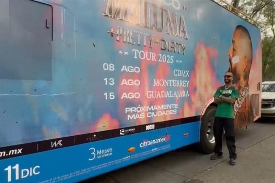 El cantante, vistiendo una camiseta de la Selección Mexicana, reveló las primeras fechas confirmadas de su tour.