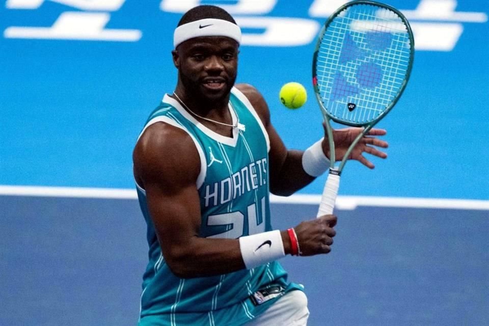 Frances Tiafoe portó una camiseta de los Charlotte Hornets, equipo de la NBA, durante su partido amistoso ante Carlos Alcaraz.