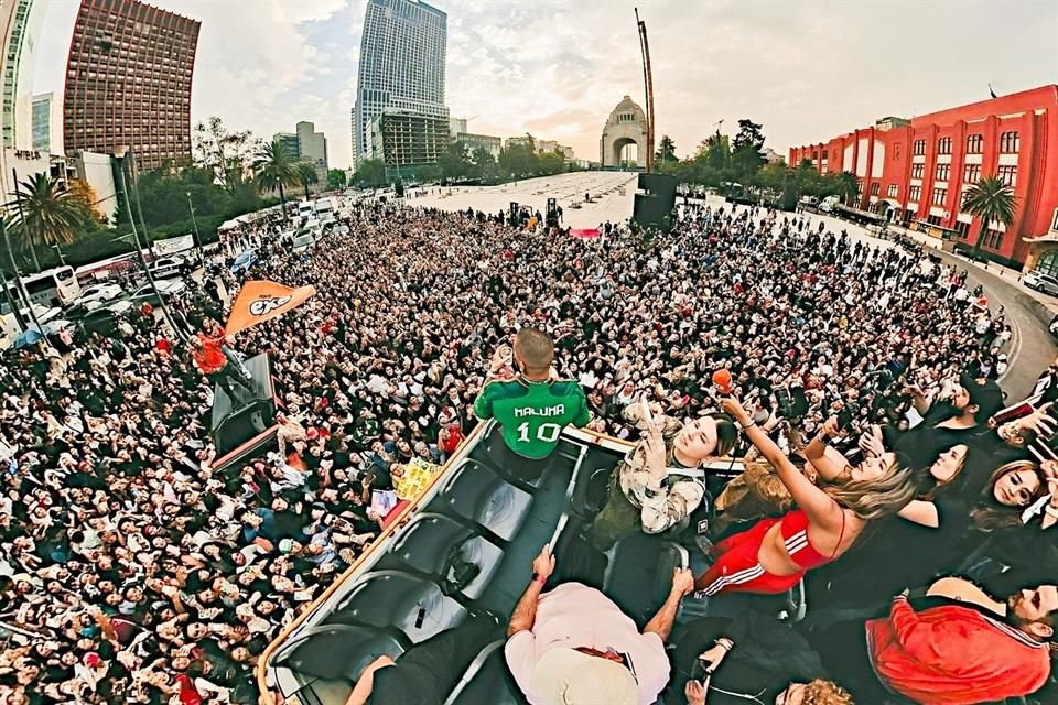 Desató la locura por la tarde ante sus fans, a quienes cantó temas como 'Según Quién' y 'Cosas Pendientes'.