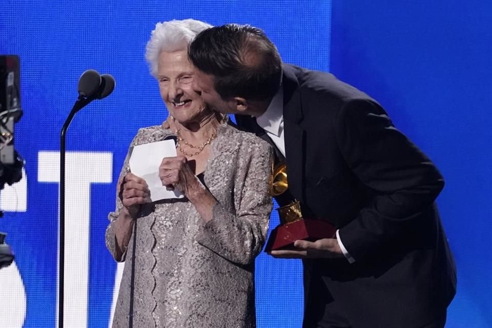 Álvarez ganó el Grammy Latino a Mejor Artista Nuevo en 2022, cuando tenía 95 años. 