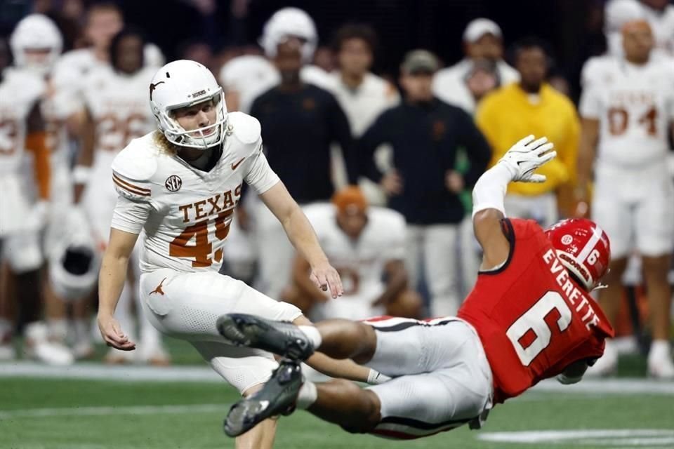 Bert Auburn mempertahankan Texas dalam pertarungan meskipun gagal dalam dua upaya field goal selama pertandingan dan akhirnya menjadi kunci.