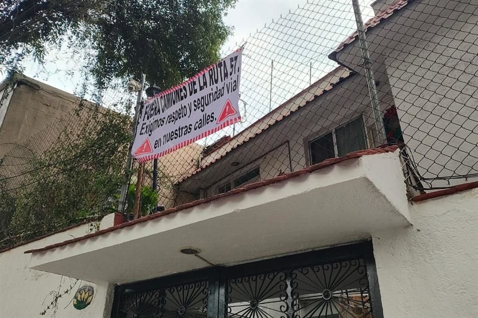 Vecinos de las colonias Mixcoac y Nonoalco colocaron pancartas en sus edificios, en rechazo de la invasión.