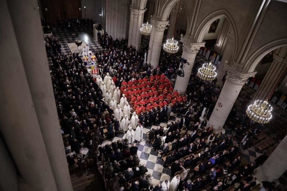 Notre Dame resurge tras el incendio con un concierto que fusionó música clásica, pop, góspel y un impresionante show de videomapping.