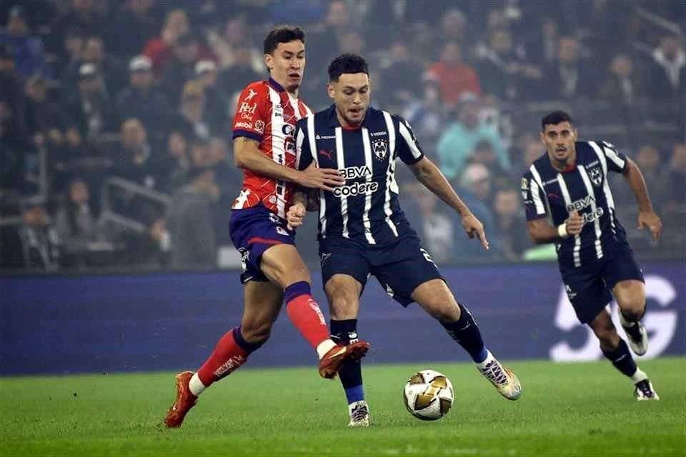 AL principio el partido se jugó con humo generado del recibimiento de la afición al Monterrey.