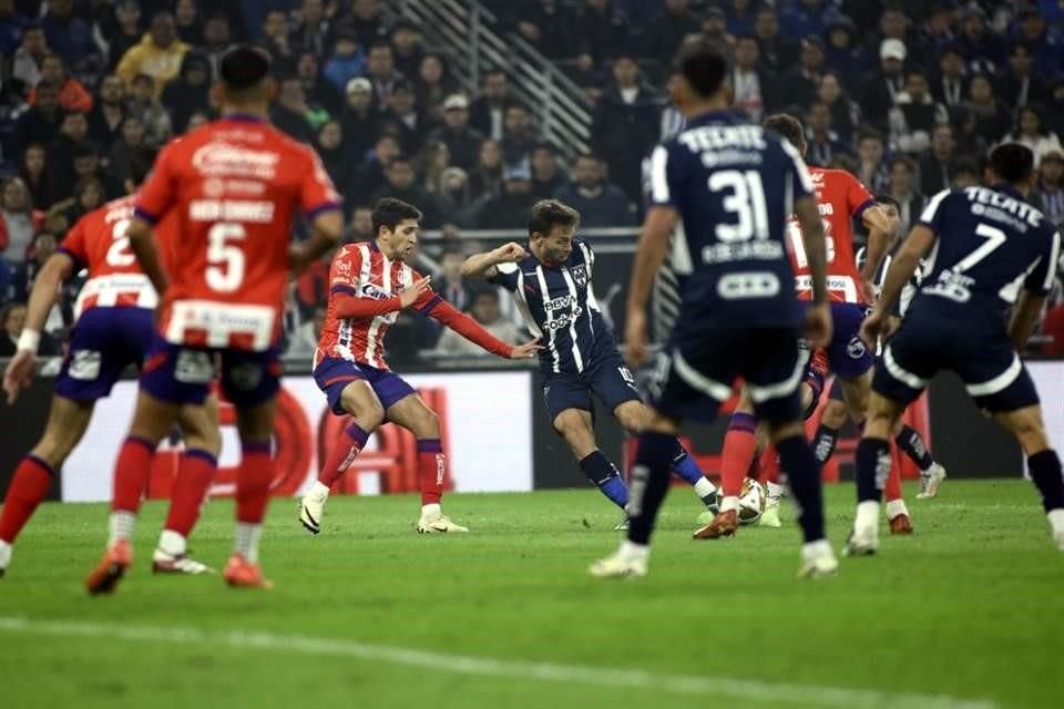 Sergio Canales trata de salir entre un mar de piernas del San Luis.