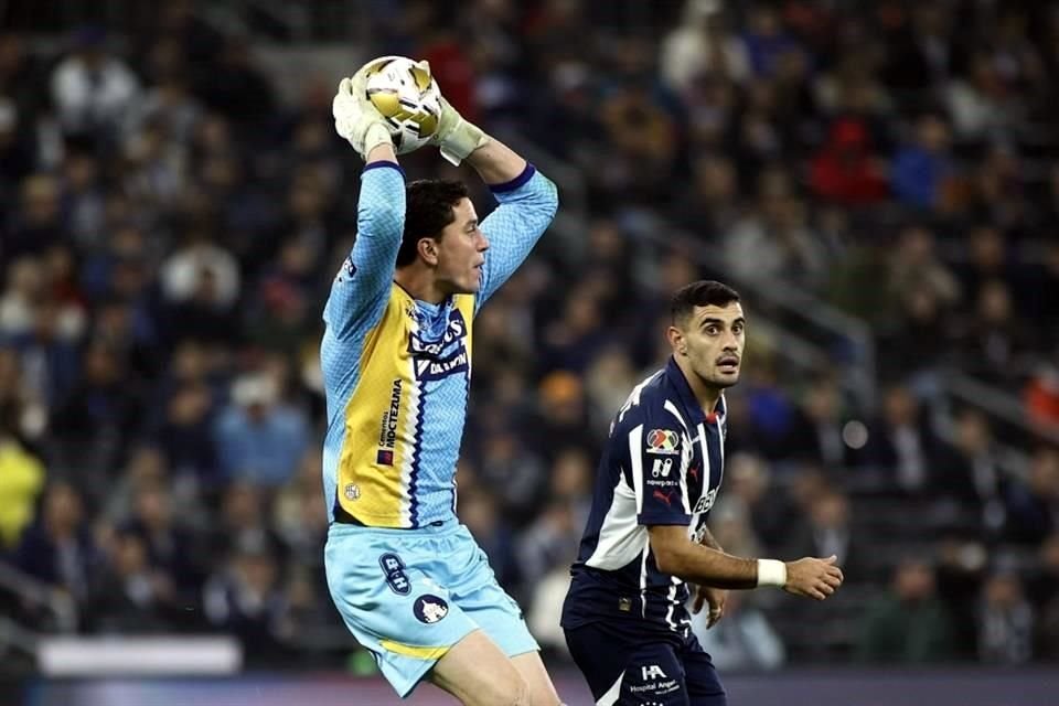 El arquero del San Luis Andrés Sánchez sacando una de las ocasiones del Monterrey.