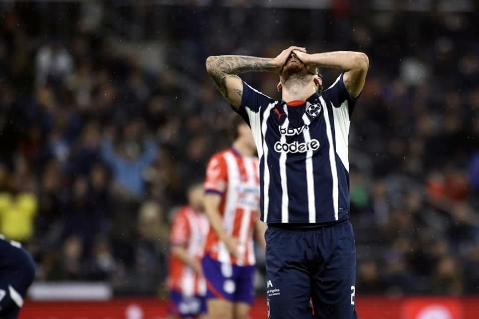 El gol no llegaba en el primer tiempo y la desesperación comenzaba a apoderarse de los Rayados.