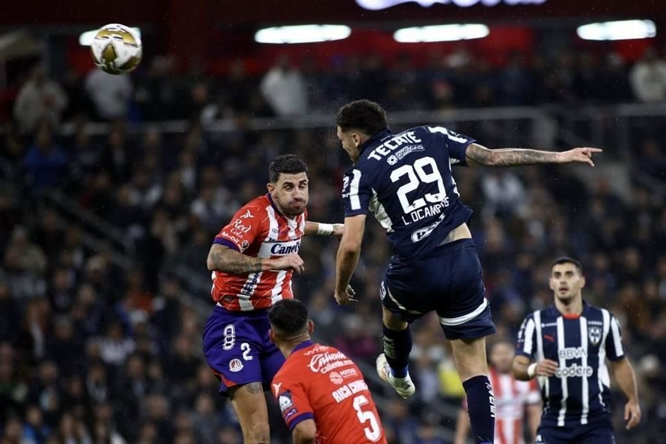 Lucas Ocampos remató antes del medio tiempo, pero apenas arriba del arco.