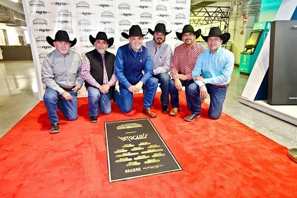 Intocable develó ayer una placa en los pasillos de la Arena Monterrey.