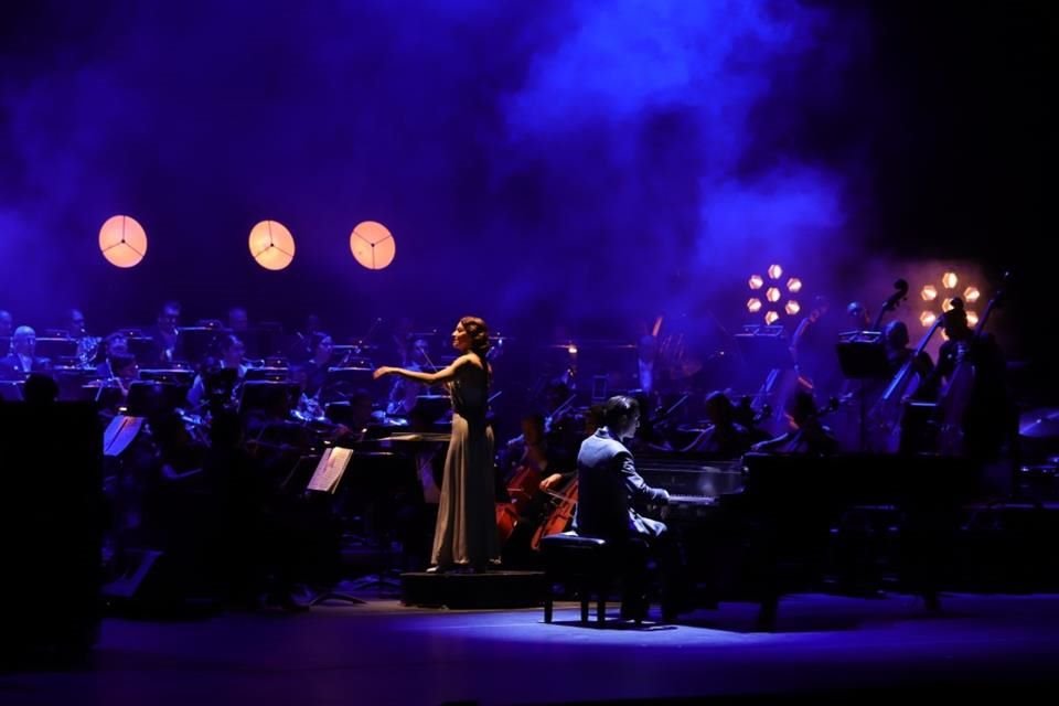 Alondra de la Parra estrena en el Teatro de la Ciudad su show 'Gershwin, La Vida en Azul', con música, danza y multimedia.