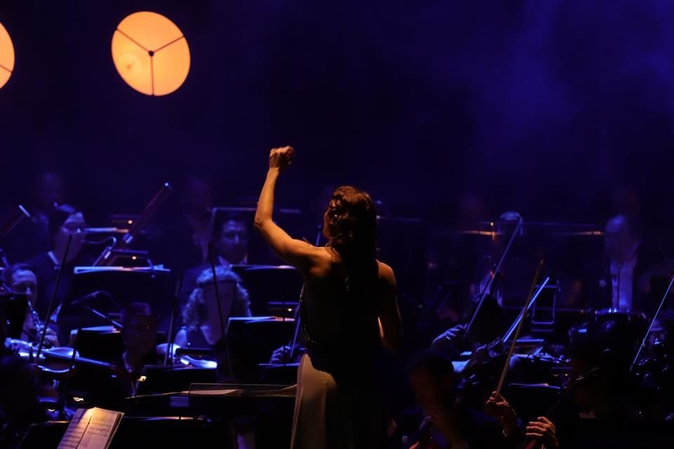 Llenó el Teatro de la Ciudad Esperanza Iris con algo más de mil 200 personas, cifra oficial, para dirigir a 80 músicos de la Orquesta Filarmónica de las Américas.