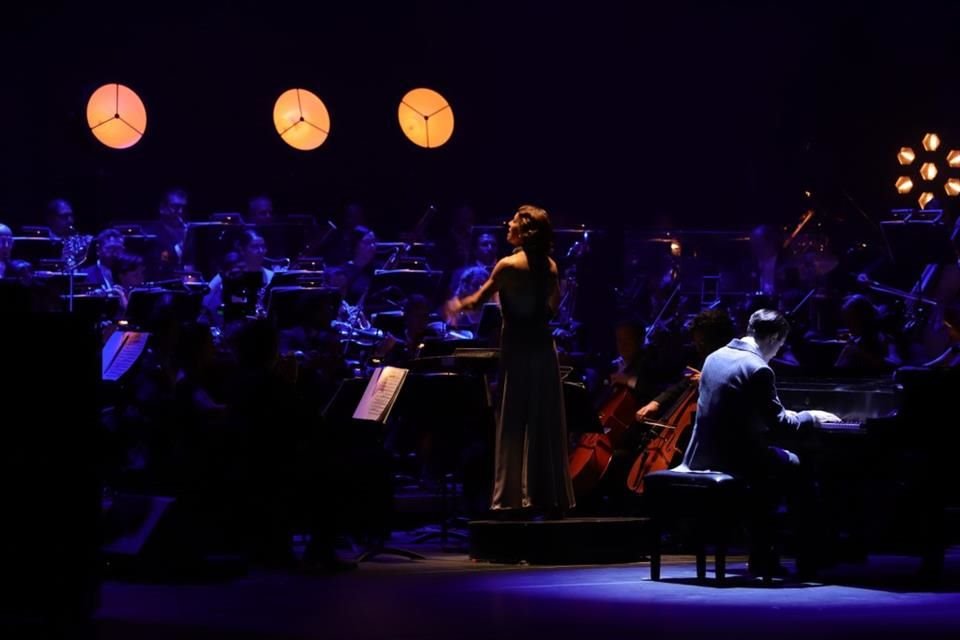 La mexicana, de 44 años, sorprendió al bajar a la pista para bailar y contar la historia junto a sus compañeros artistas.