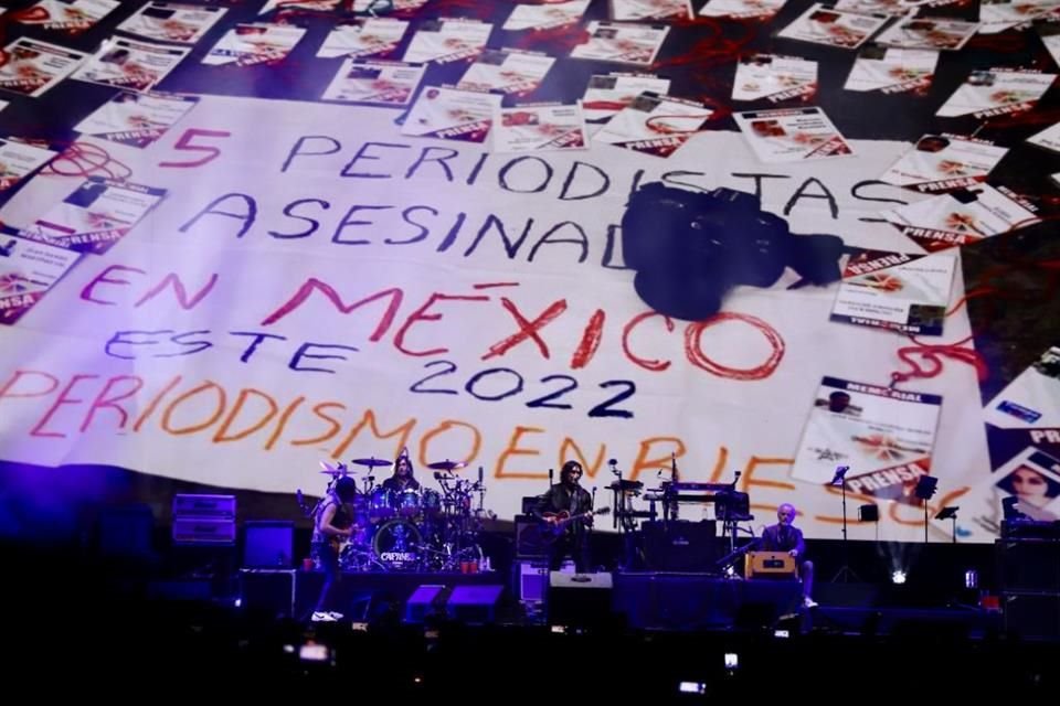 El show comenzó a las 21:30 horas y de inmediato soltó sus posturas políticas, al cantar 'Antes de Que nos Olviden'.