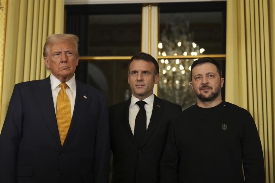 Emmanuel Macron, en el centro, posa con el presidente Donald Trump, a la izquierda, y el presidente de Ucrania, Volodymyr Zelenskyy, en el Palacio del Elíseo, en París, el 7 de diciembre de 2024.