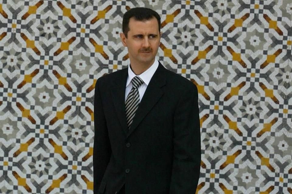 Assad voló fuera de Damasco hacia un destino desconocido a primera hora del domingo, dijeron a Reuters dos oficiales de alto rango del Ejército. Se desconoce su paradero actual.