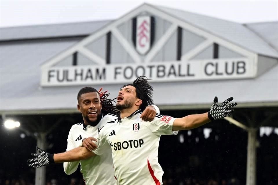 El mexicano sigue marcando goles con el Fulham.