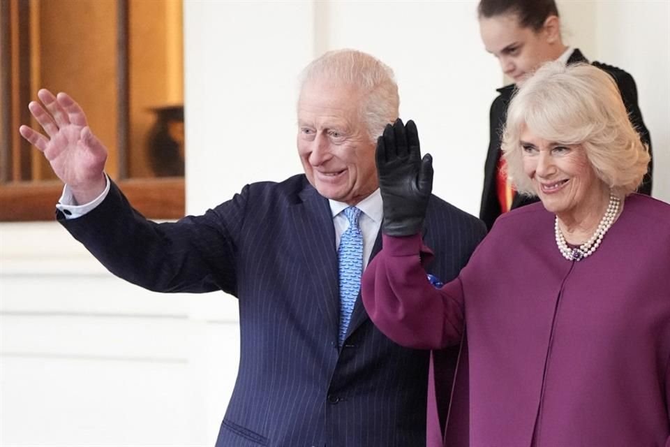 El Palacio de Buckingham dijo en un comunicado de prensa que esta tarjeta 'refleja el momento en que la vida comenzaba a volver a la normalidad'.