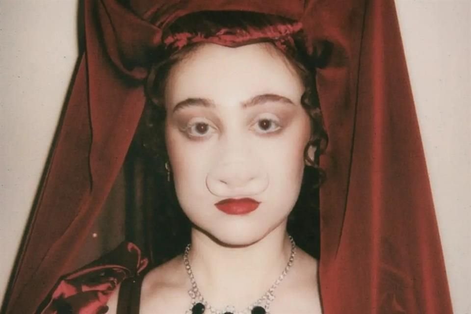 Una veterana de la industria musical que ahora experimenta un lanzamiento sin paralelo hacia la fama, Chappell Roan ha manejado desde hace tiempo su teatralidad y candor sexual como toda una experta.