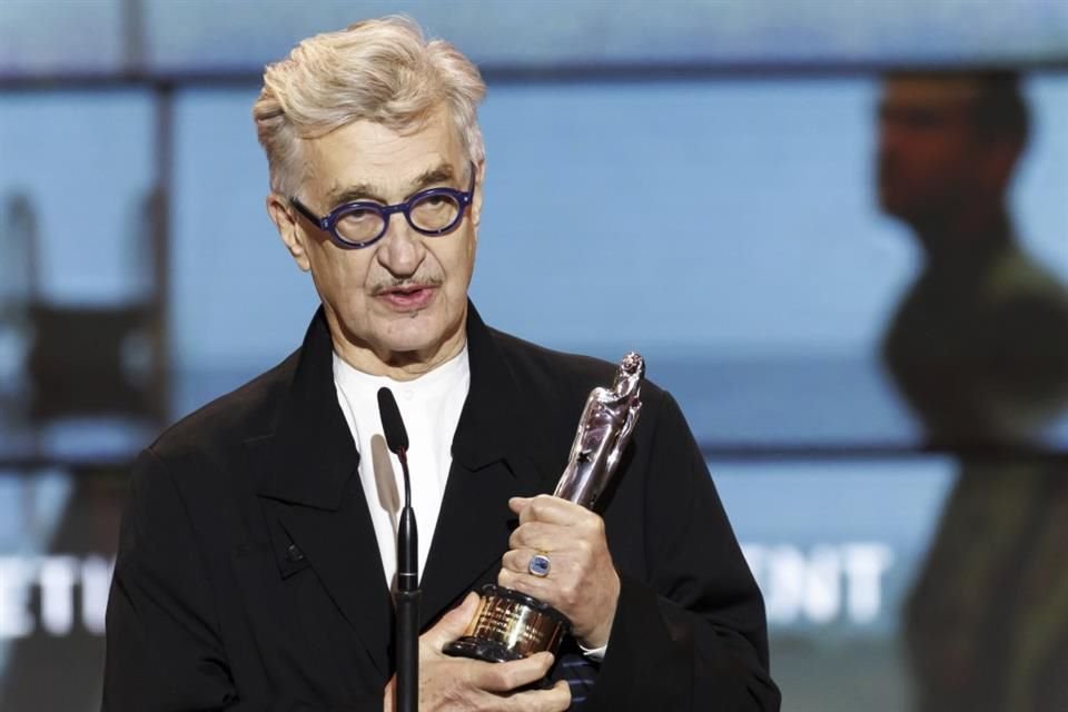 Entre los galardones especiales, el cineasta alemán Wim Wenders recibió uno a la trayectoria.