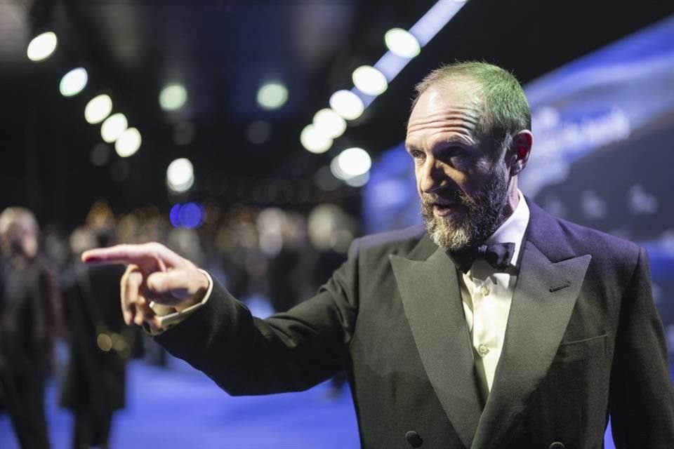 El actor Ralph Fiennes asistió a la gala de premios.