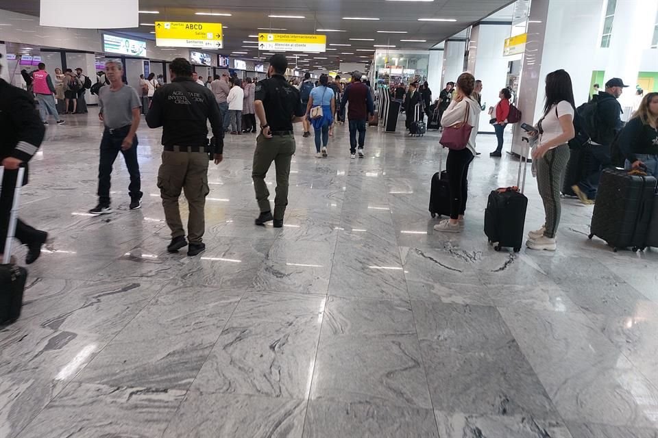 Personal de la Agencia de Investigación Criminal federal en el Aeropuerto Internacional de Guadalajara.