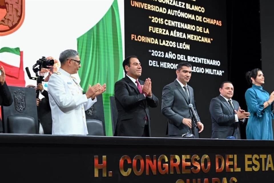 En medio de una ola de violencia en Chiapas, Eduardo Ramírez tomó protesta como nuevo Gobernador y prometió que la paz volverá a la entidad.