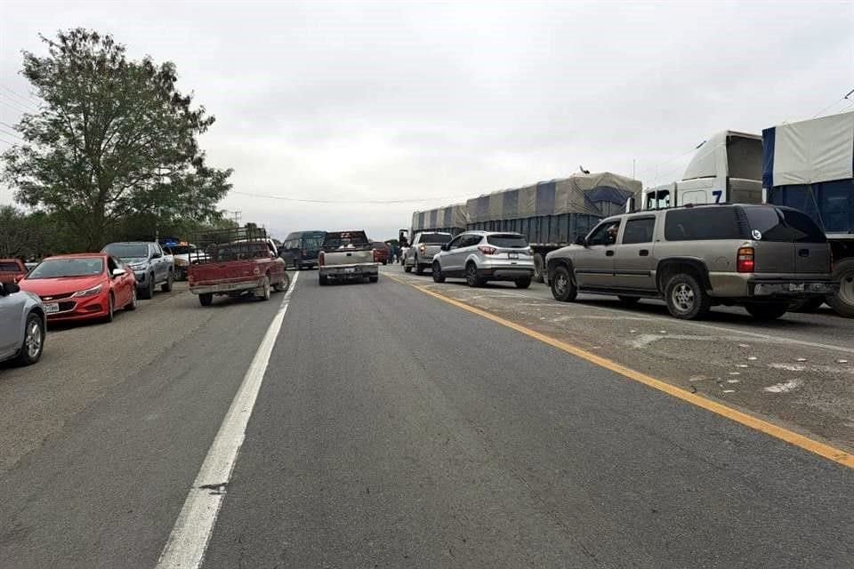 Agricultores de Tamaulipas bloquearon la Carretera Federal 101 para exigir el apoyo prometido del Estado.