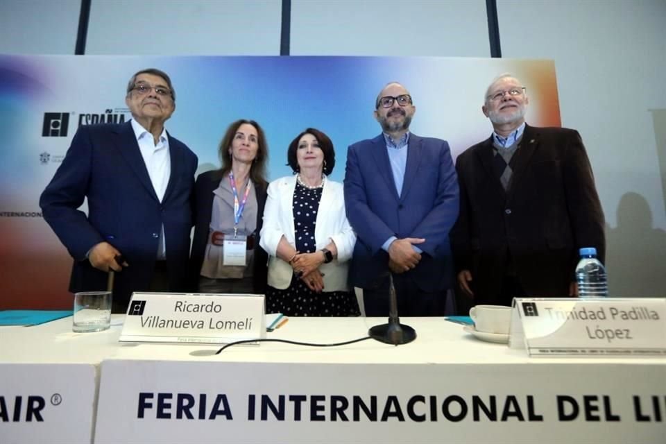 Sergio Ramírez, Inmaculada Ballesteros, Marisol Schulz, Ricardo Villanueva y Trinidad Padilla durante la conferencia de cierre de la Feria Internacional del Libro de Guadalajara.