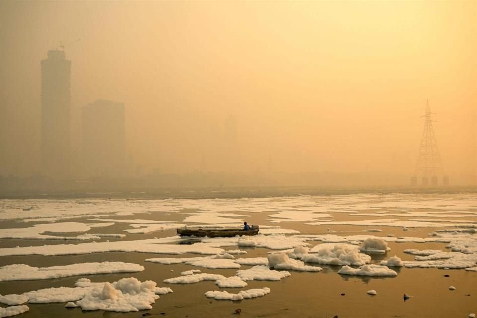 Un hombre navega en el río Yamuna, en Nueva Delhi, el 6 de noviembre del 2024.