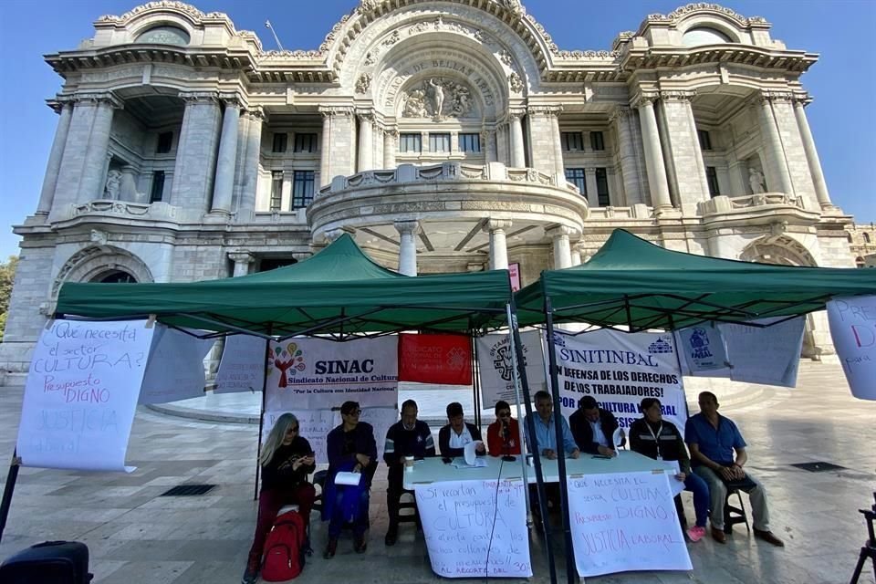 Trabajadores sindicalizados de Cultura  e independientes convocaron a un plantón este martes para protestar contra el recorte del 30 por ciento al sector.