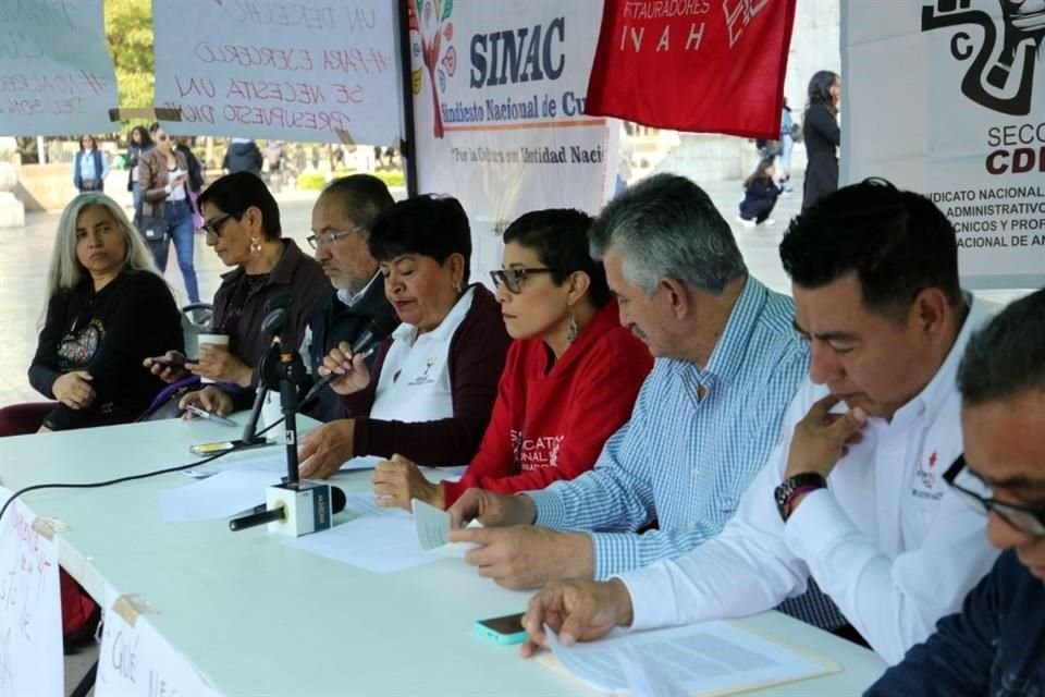 Los representantes de nueve sindicatos, así como de los colectivos #No vivimos del aplauso y CYCLO, llamaron a manifestarse este martes en la Cámara de Diputados contra el recorte a Cultura.