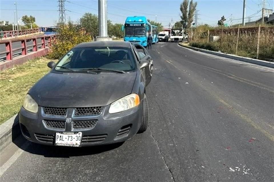 Dos hombres, quienes intentaban reclamar al conductor de una pipa por un choque, fueron arrollados por el vehículo.