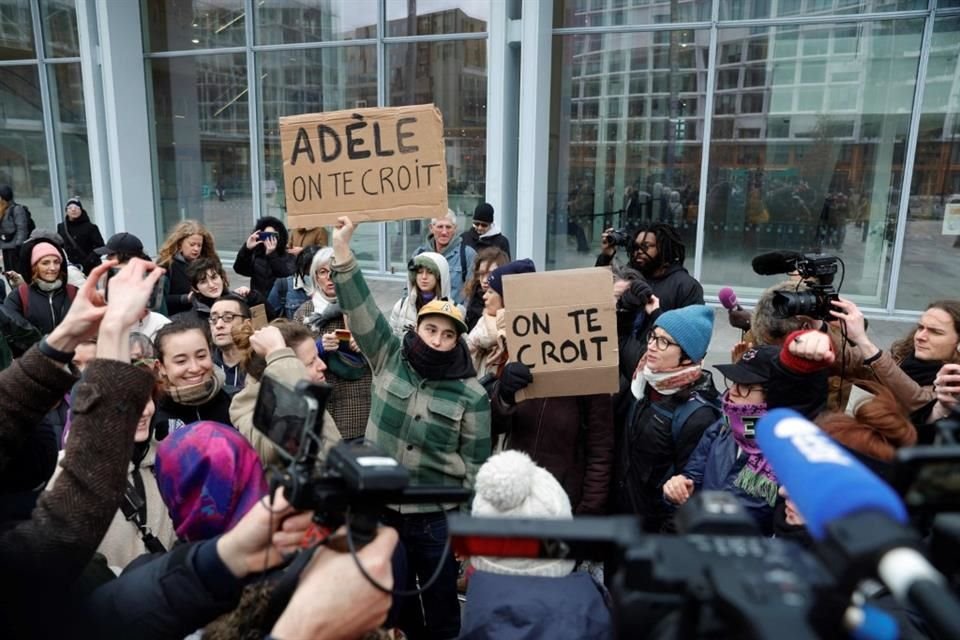 'Te creemos' se leía en carteles que alzaron mujeres en solidaridad con Adèle Haenel.