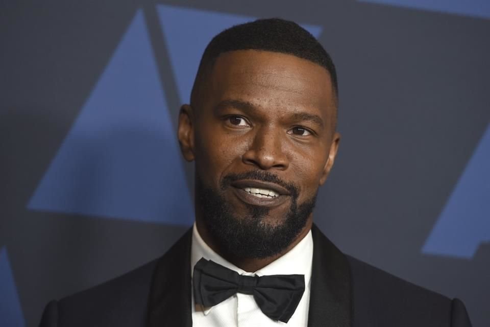 El actor Jamie Foxx reveló que su hospitalización en 2023 fue por una hemorragia cerebral que casi le cuesta la vida.