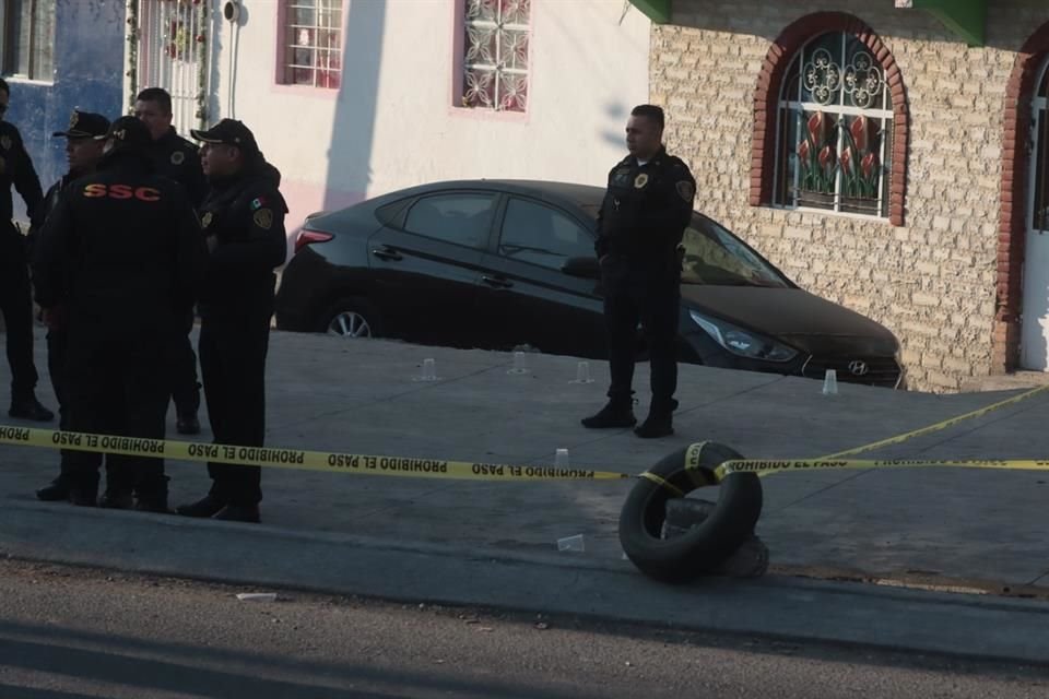 La versión de la Policía señala que el individuo descendió y atacó a los agentes, quienes también dispararon. 