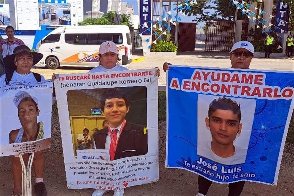 Madres buscadoras afuera del Forum Mundo Imperial de Acapulco.