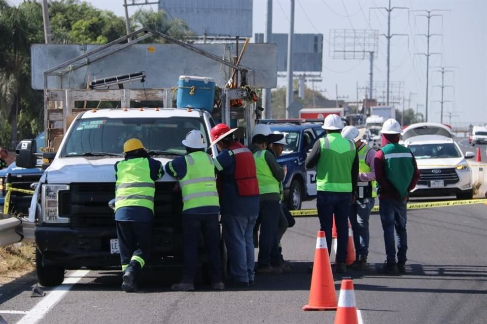 Un hombre perdió la vida cuando tras caer al asfalto y golpearse cuando realizaba trabajos de balizamiento en la Carretera a Zapotlanejo, en Tonalá.