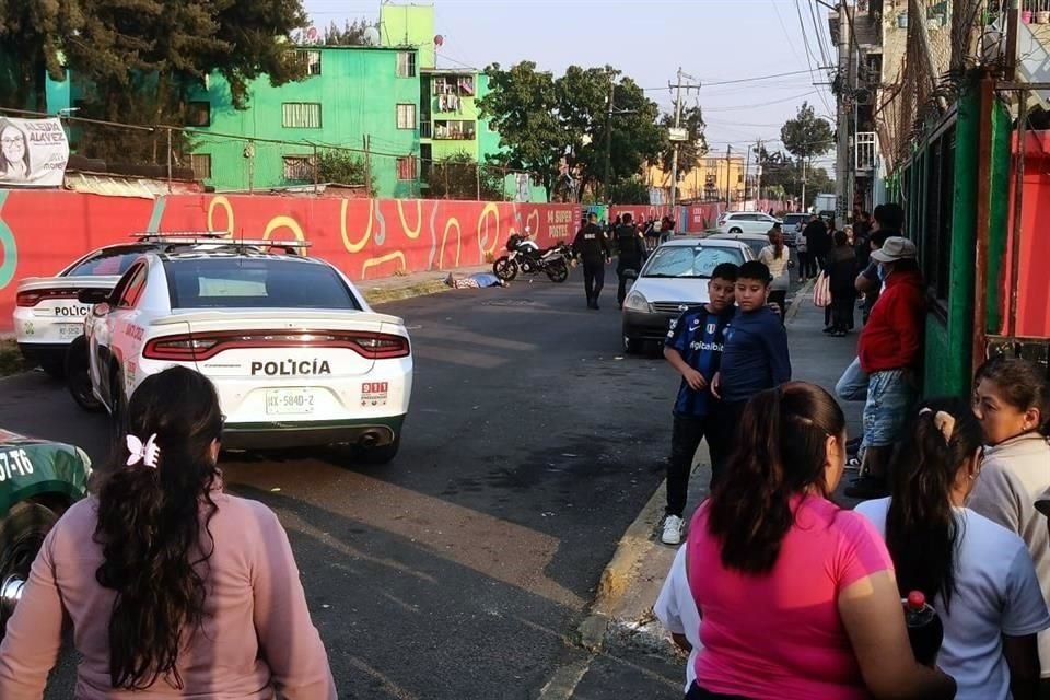 El hombre fue asesinado a balazos, mientras que su cuerpo permanece en resguardo de peritos de la FGJCDMX.