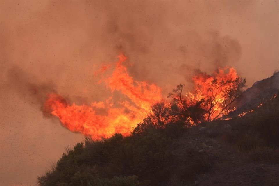 Una montaña arde a medida que el incendio Franklin crece en Malibú, California, el 10 de diciembre del 2024.