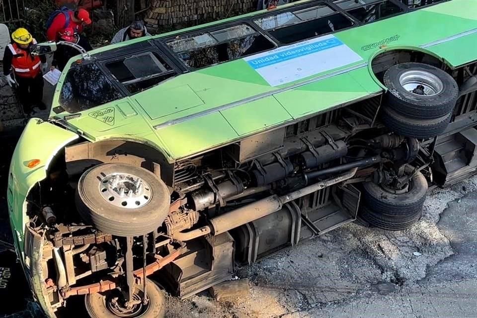 Un camión de la Ruta 70 volcó en el kilómetro 21 de la Carretera México-Cuernavaca.