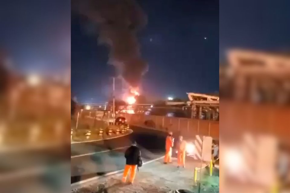 Un incendio se reporta en la refinería de Pemex ubicada en Salamanca, Guanajuato; no se registran personas lesionadas.