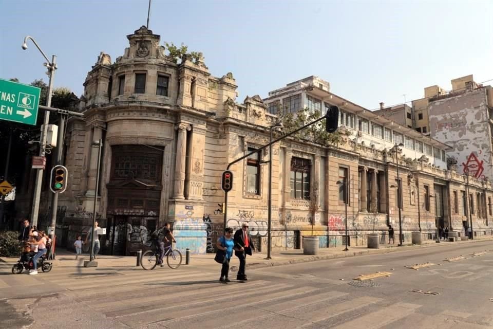 El cuerpo principal del edificio porfiriano, intervenido en época moderna (atrás, der.), alberga el Archivo Histórico de Conagua; mientras que la parte de carácter histórico, en la esquina de Balderas y Ayuntamiento, permanece sin atención.