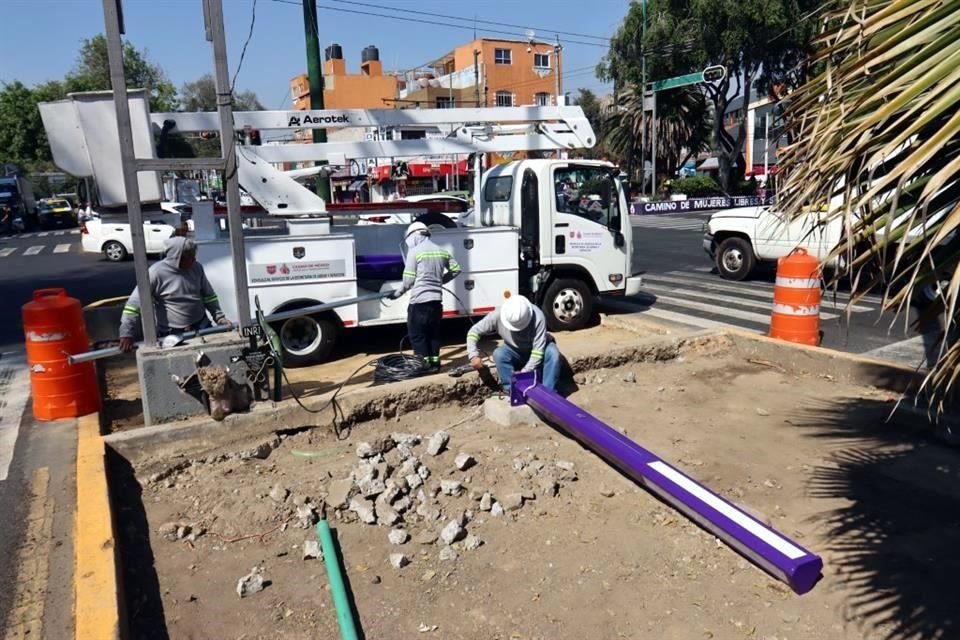 En el camellón todavía es posible ver a trabajadores todavía instalando luminarías.