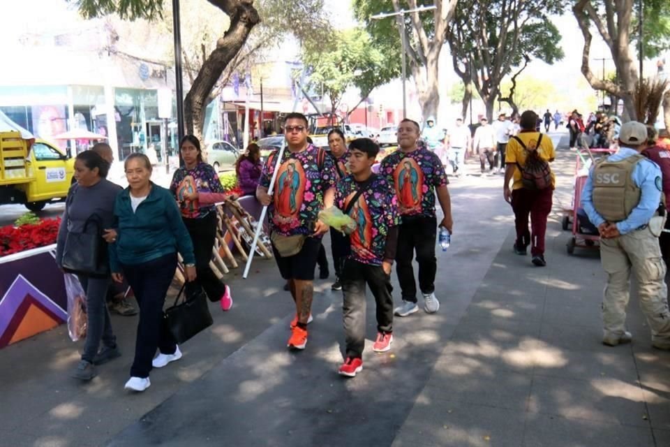 Peregrinos comienzan a llegar a la Basílica a través de la calzada de Guadalupe.