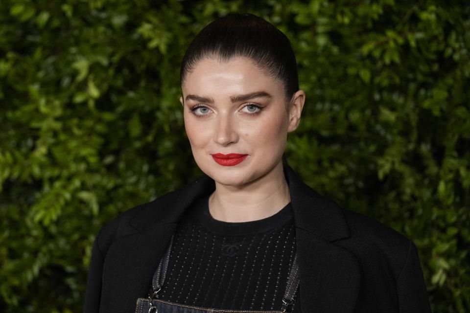 Eve Hewson lució elegante.