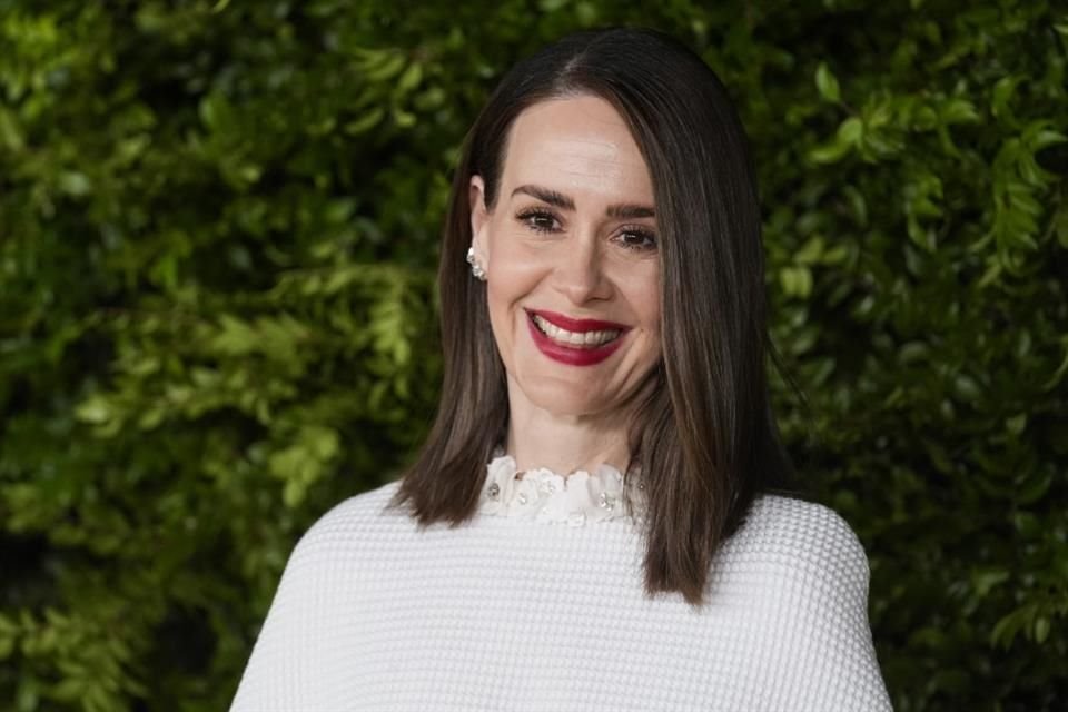 Sarah Paulson robó miradas a su paso por la alfombra.