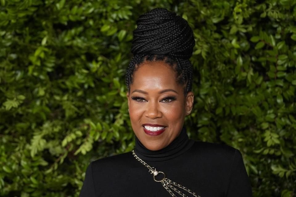 Regina King destacó por su peinado.