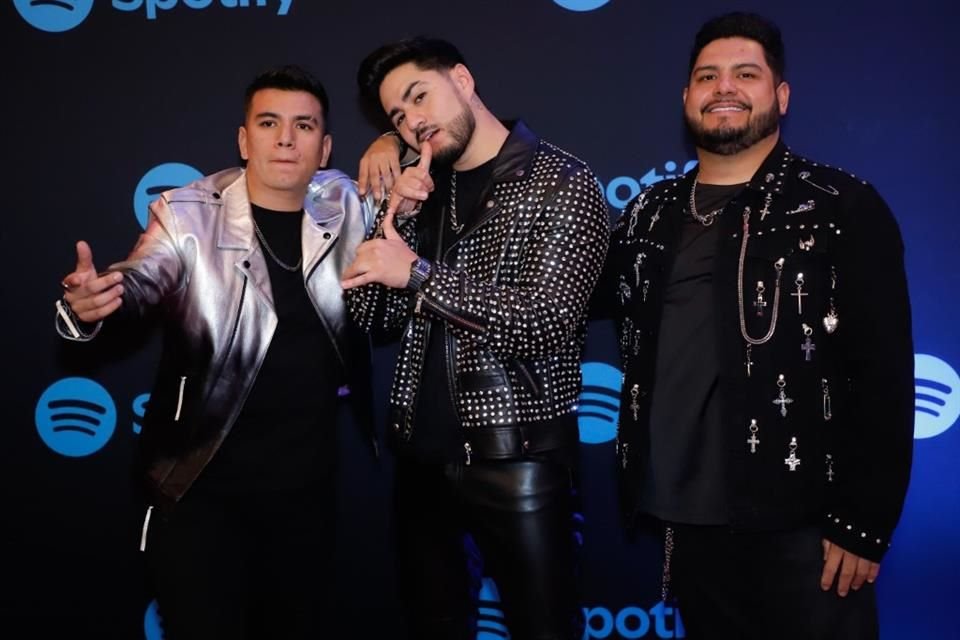 Los chicos de La Adictiva posaron para las fotos.